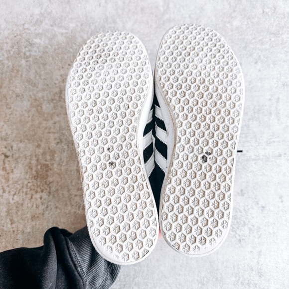 Adidas Black Gazelle Round Toe Sneaker Size 7 - Picture 4 of 5